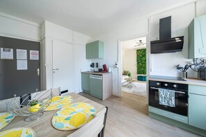 ثلاجة، ميكروويف، فرن، كرسي للأطفال