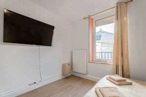2 habitaciones, tabla de planchar con plancha, wifi y ropa de cama