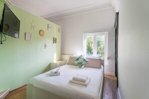 Een strijkplank/strijkijzer, wifi, beddengoed