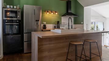 Køleskab, mikrobølgeovn, ovn, kogeplade