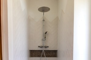Douche, articles de toilette gratuits