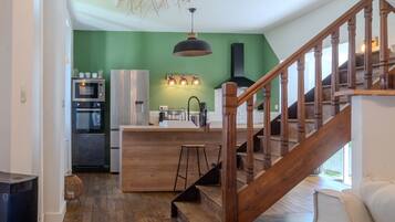 Kylskåp, mikrovågsugn, ugn och spishäll