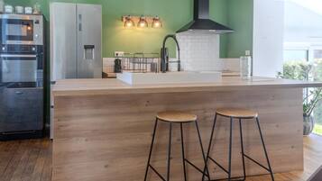 Kylskåp, mikrovågsugn, ugn och spishäll