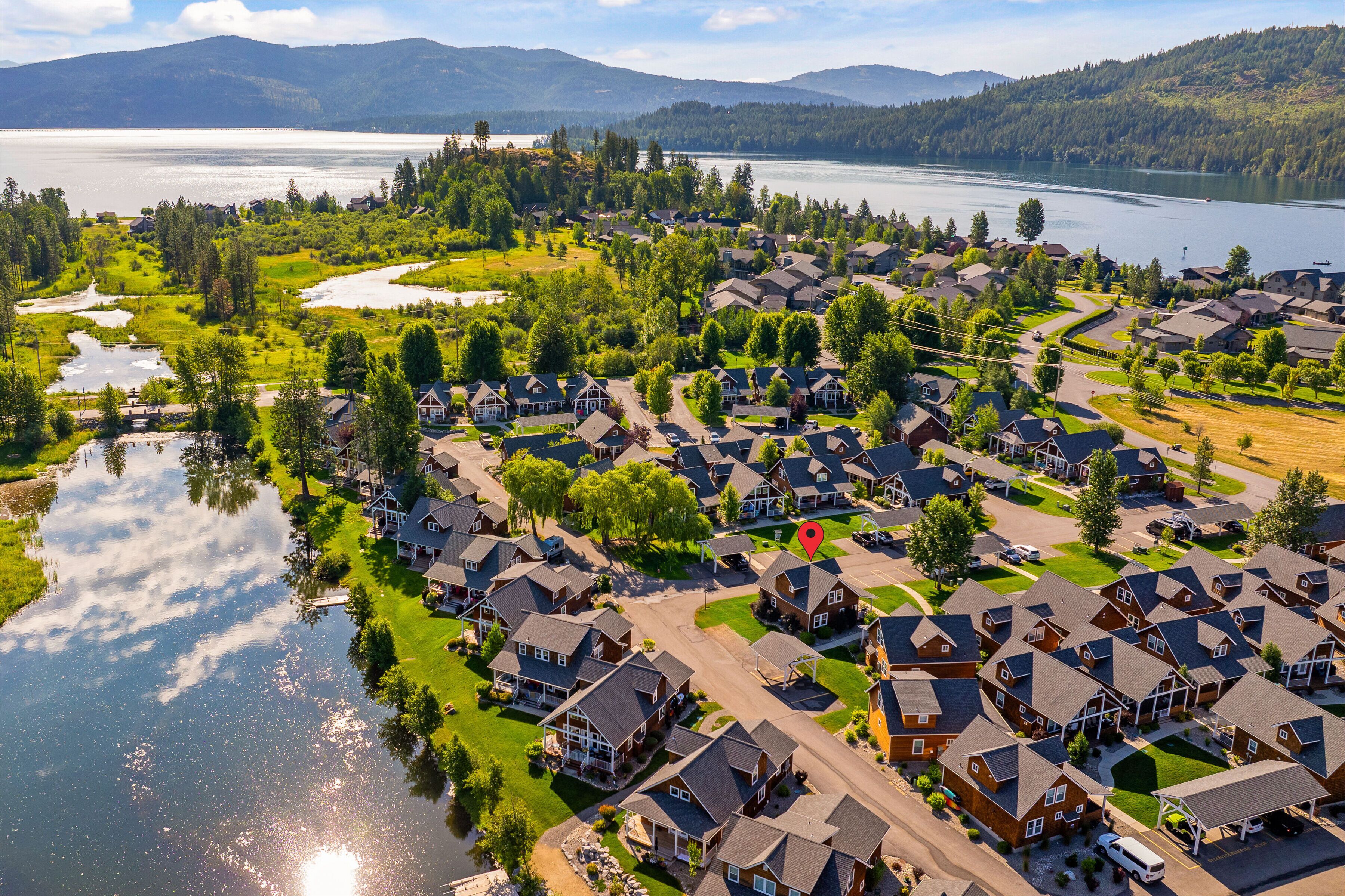 Vista aérea de una zona residencial con casas, un río y un lago.