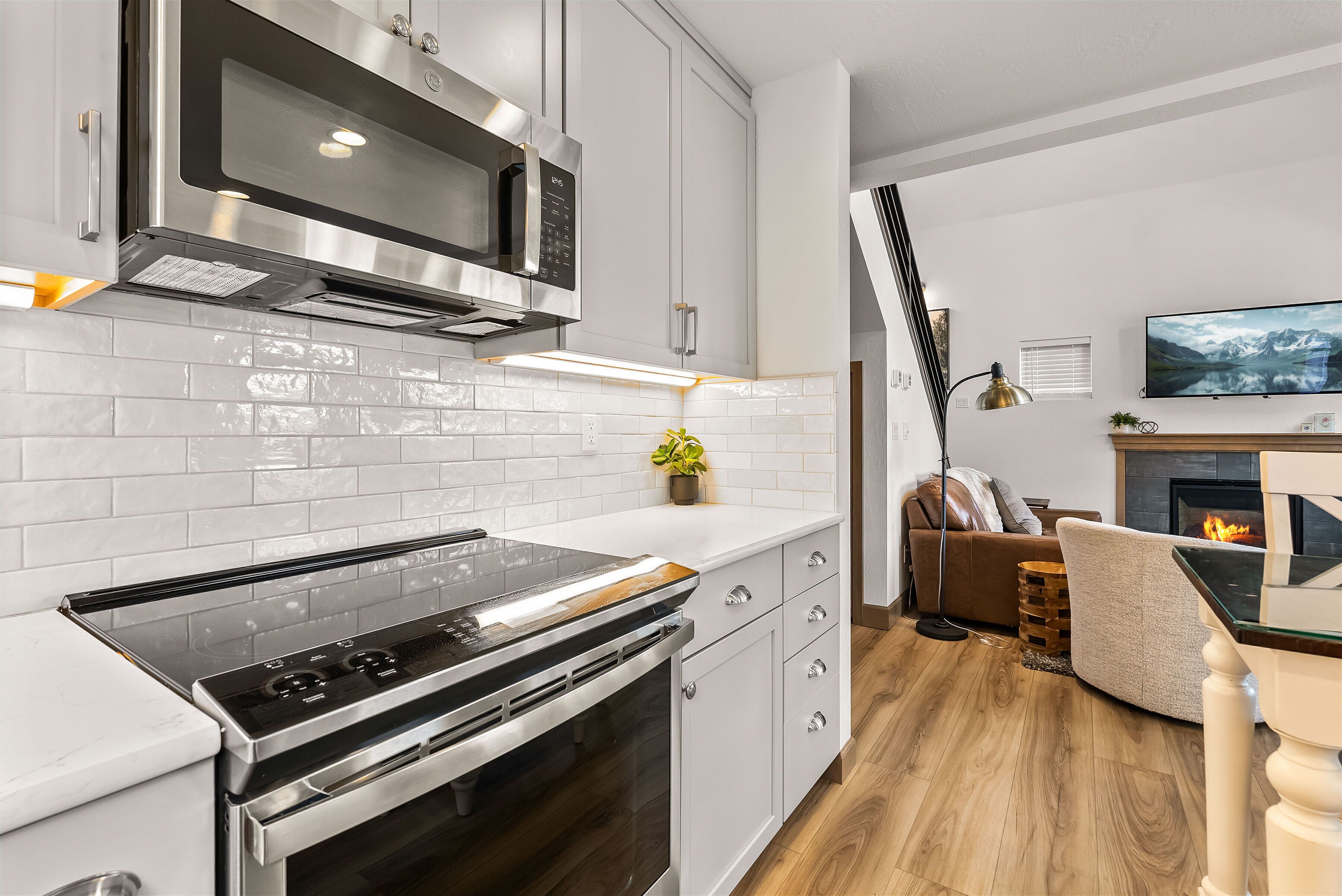 Perhetalo, näköala puutarhaan | Yksityinen keittiö | Uuni, astianpesukone