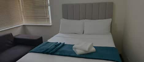 5 chambres, fer et planche à repasser, Wi-Fi, draps fournis