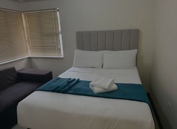 5 bedrooms, iron/ironing board, WiFi, bed sheets