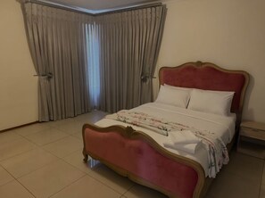 5 bedrooms, iron/ironing board, WiFi, bed sheets