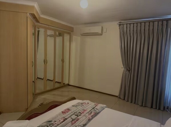 5 bedrooms, iron/ironing board, WiFi, bed sheets