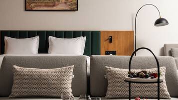 Suite estudio Grand, 1 cama de matrimonio grande con sofá cama, bañera, vistas al patio | Servicio de la habitación