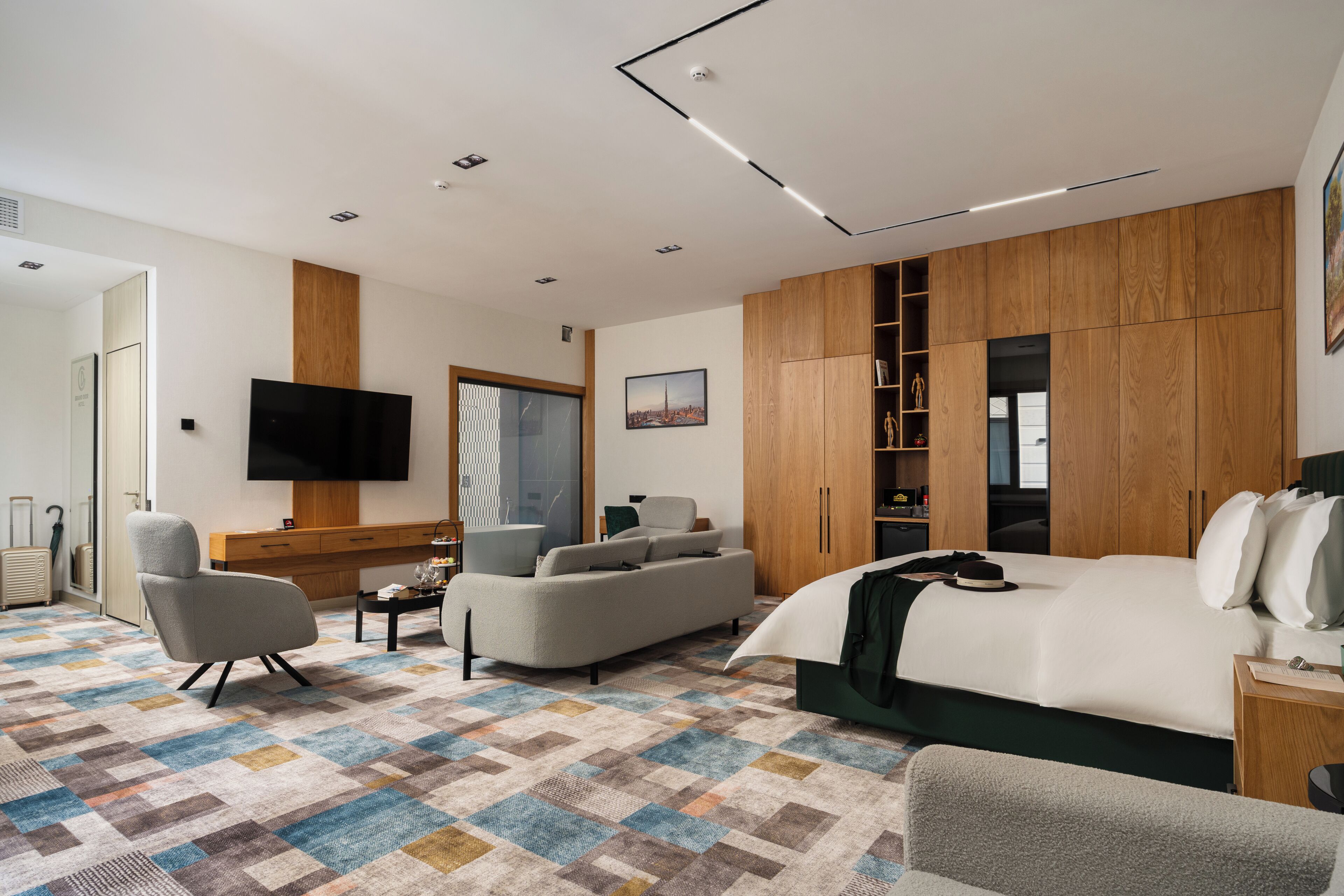 Suite estudio Grand, 1 cama de matrimonio grande con sofá cama, bañera, vistas al patio | Zona de estar | Smart TV de 50 pulgadas con canales digitales, suelo radiante
