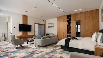 Suite estudio Grand, 1 cama de matrimonio grande con sofá cama, bañera, vistas al patio | Zona de estar | Smart TV de 50 pulgadas con canales digitales, suelo radiante