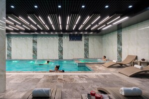 三溫暖烤箱、蒸氣室、溫泉/自然礦物泉、熱石按摩、深層組織按摩、瑞典式按摩