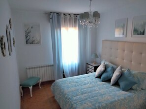 2 slaapkamers, een strijkplank/strijkijzer, reisbedje, beddengoed