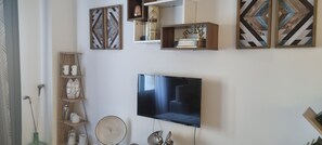 Interior - Wood, Wine and Golf. (RI)