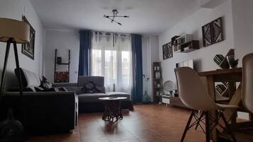 Een televisie en boeken