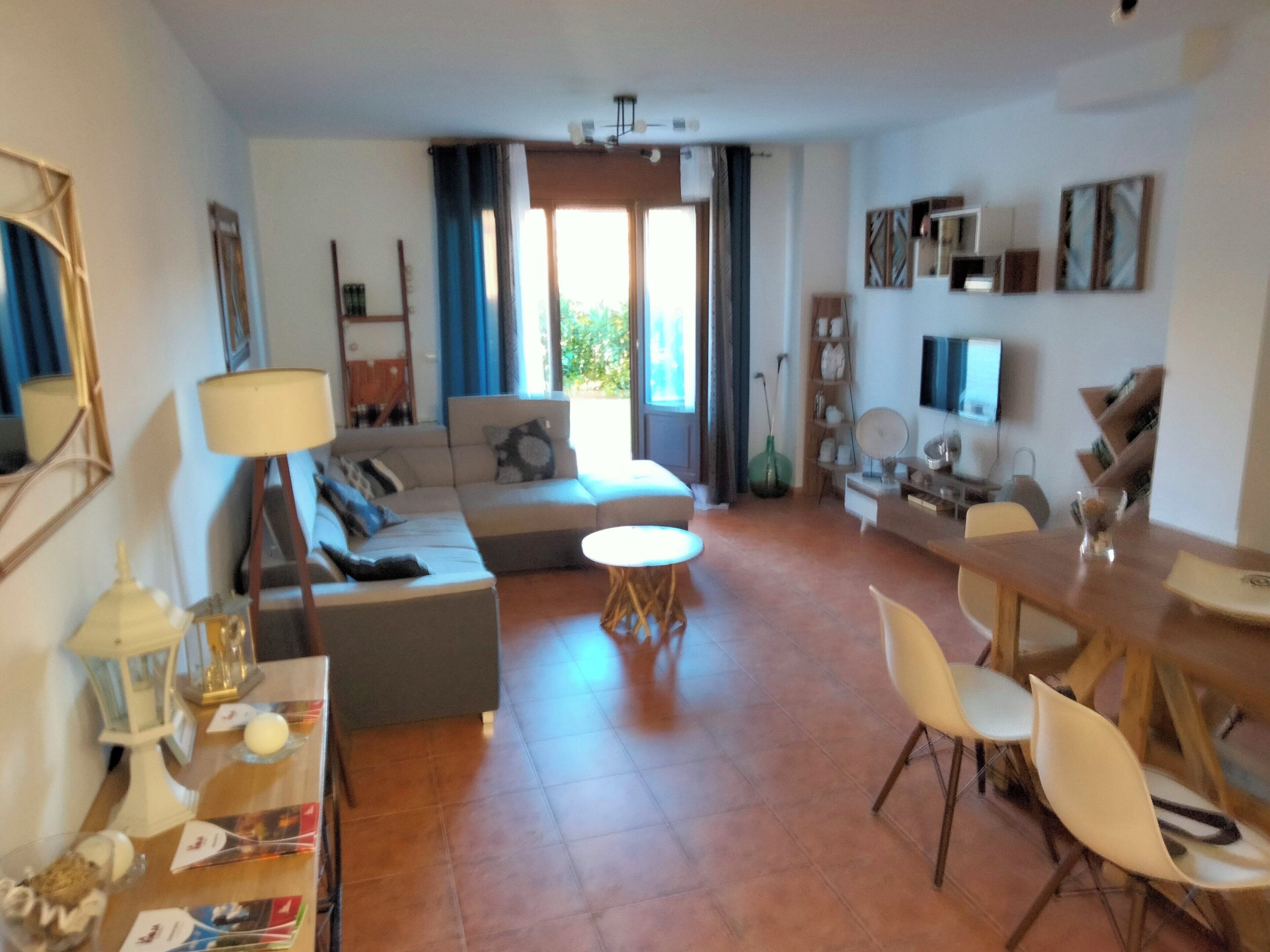 Een televisie en boeken