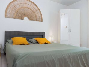 3 bedrooms, desk, iron/ironing board, WiFi