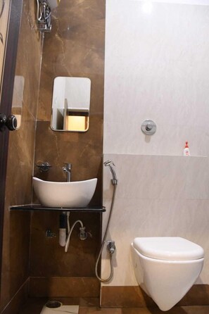 Chuveiro, produtos de toalete grátis, sabonete, shampoo