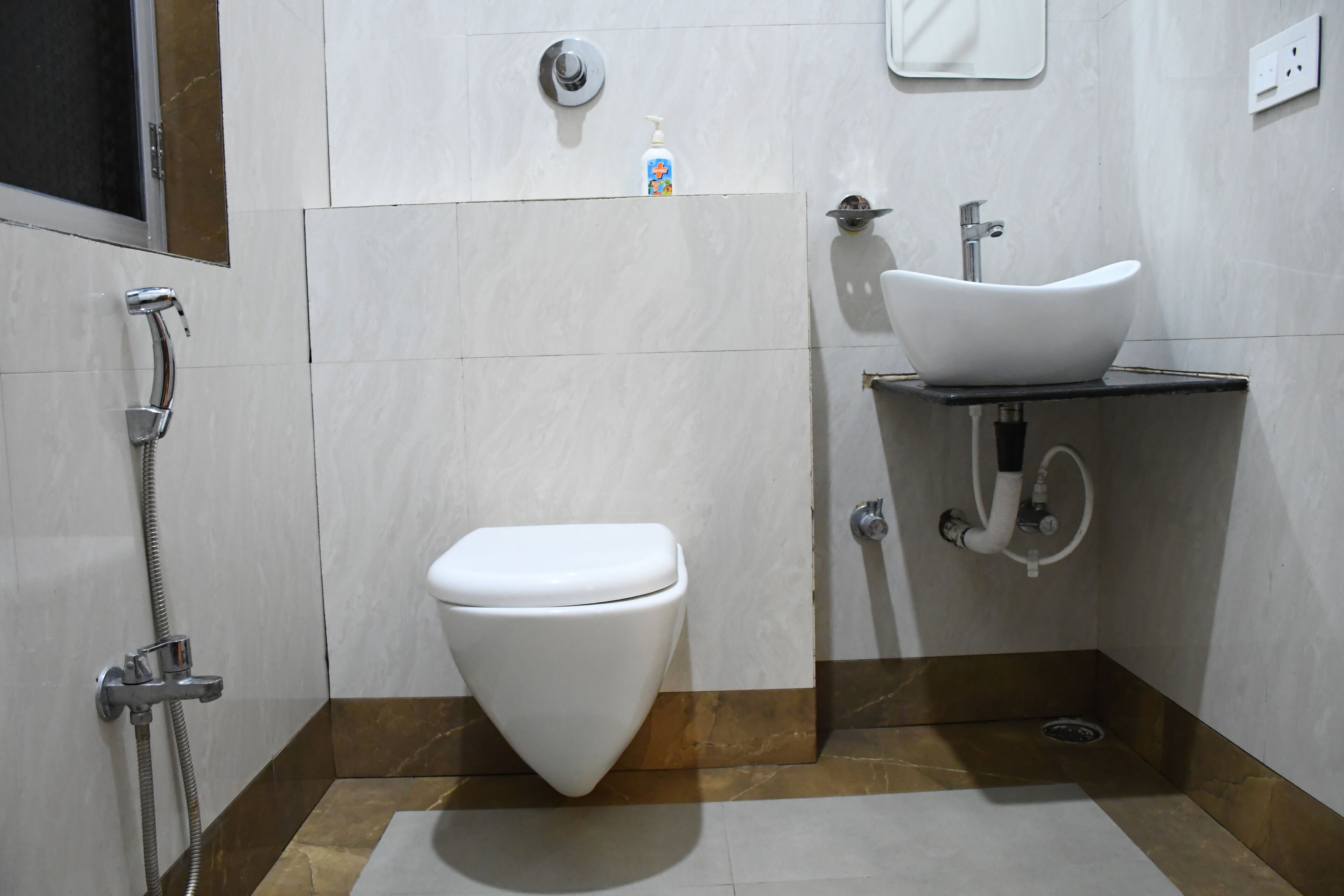 Ein modernes Badezimmer mit Toilette, Waschbecken und Dusche.