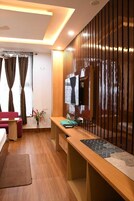 Escritorio, espacio para trabajar con laptop y wifi gratis 