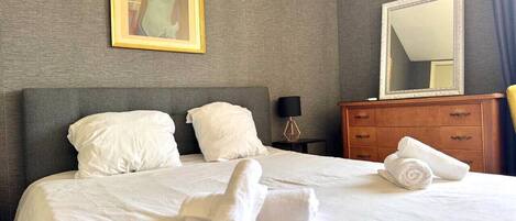 2 chambres, fer et planche à repasser, Wi-Fi, draps fournis