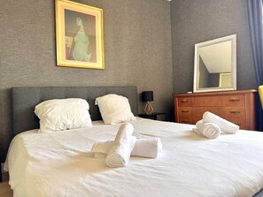 2 bedrooms, iron/ironing board, WiFi