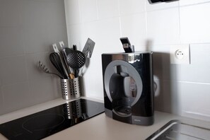 Réfrigérateur, four à micro-ondes, un four, cafetiÚre-théiÚre