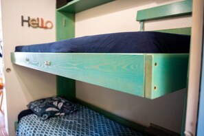 Fer et planche Ă repasser, literie fournie