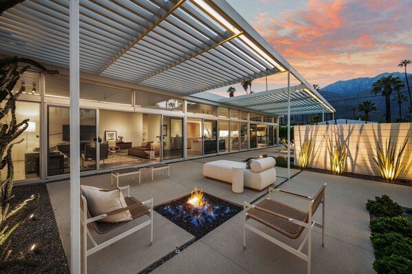 Terrace/patio - Palm Springs Home with Private Pool, Firepit and Huge Glass Doors and Windows! (Palm Springs)