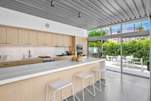 Fridge, microwave, stovetop, dishwasher