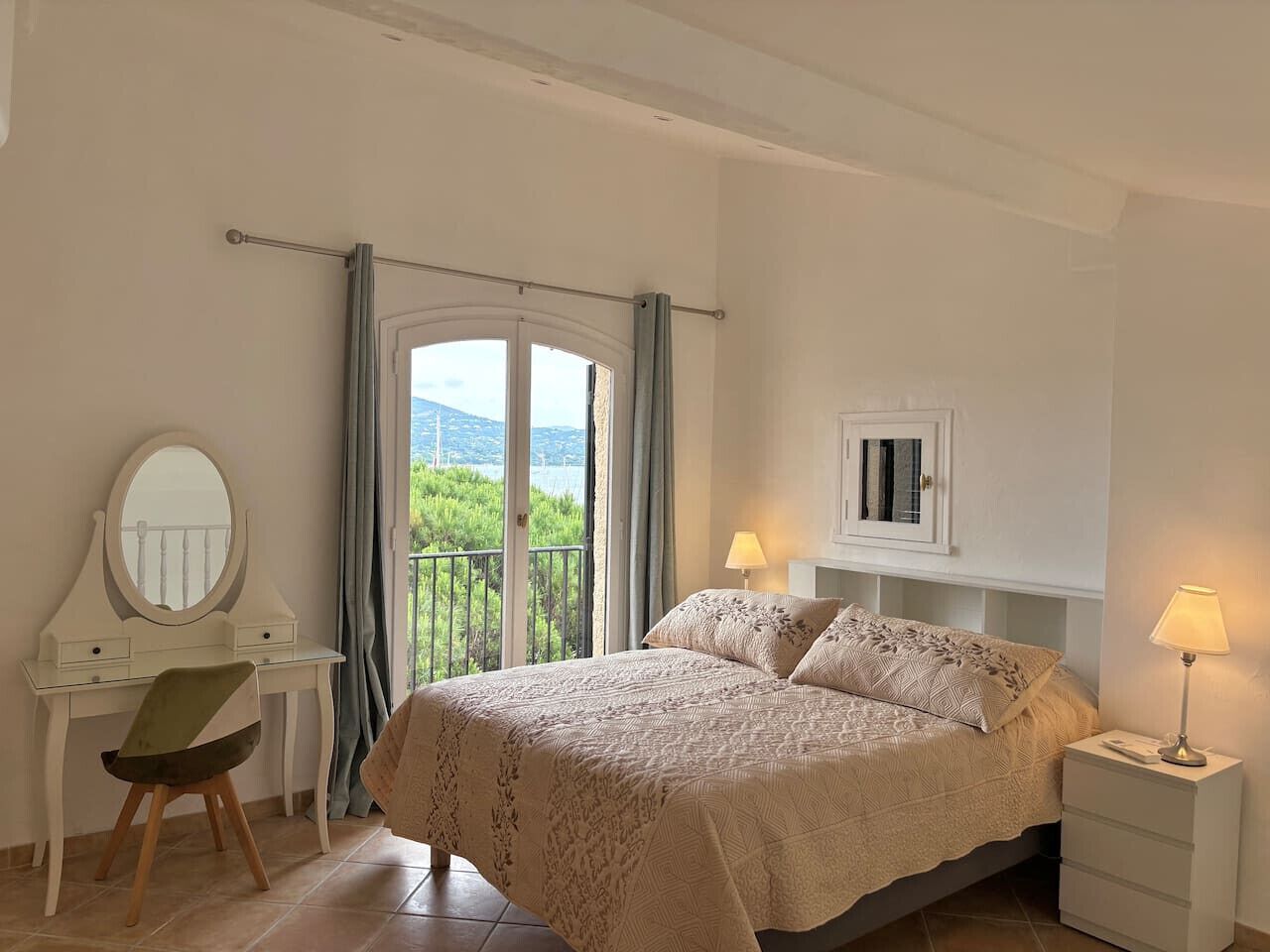 3 Schlafzimmer, Schreibtisch, Bügeleisen/Bügelbrett, WLAN