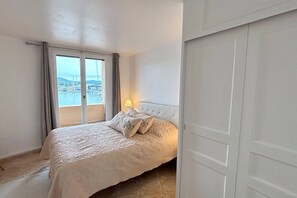 3 bedrooms, desk, iron/ironing board, WiFi