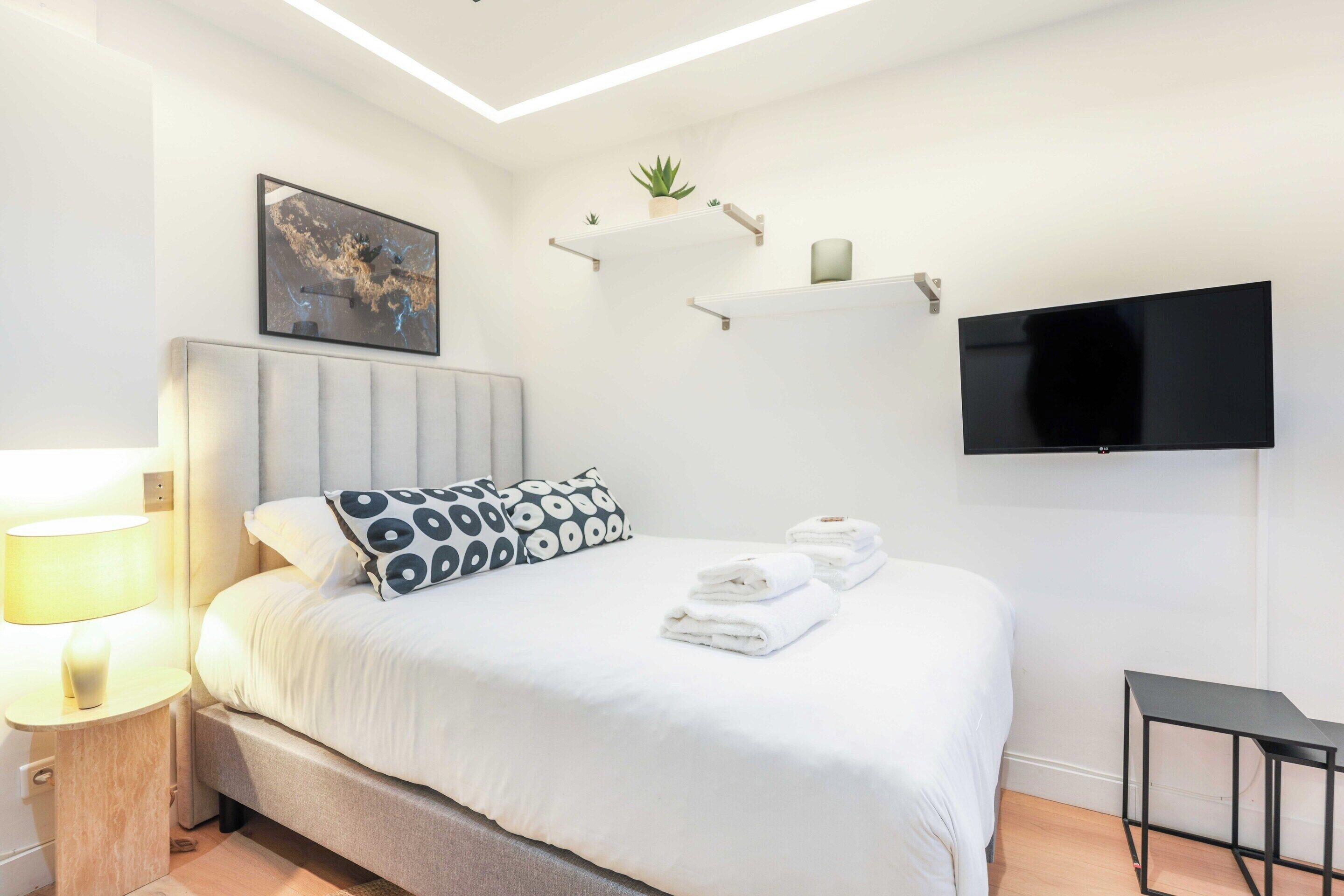 Appartement | Een laptopwerkplek, een strijkplank/strijkijzer, beddengoed