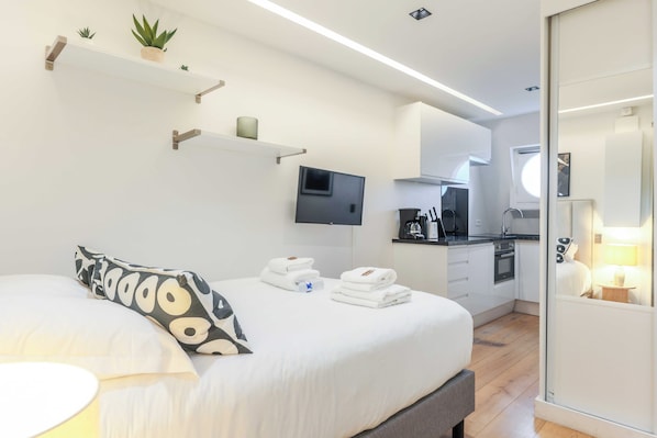 House | Laptop workspace, iron/ironing board, bed sheets - Bright Studio - 2P - Arc de Triomphe (Paris)