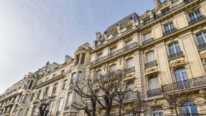 A multi-story building with classical architecture, featuring ornate balconies and large windows. - Bright Studio - 2P - Arc de Triomphe (Paris)