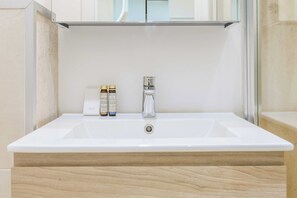 Maison | Salle de bain | Sèche-cheveux, serviettes fournies, shampoing