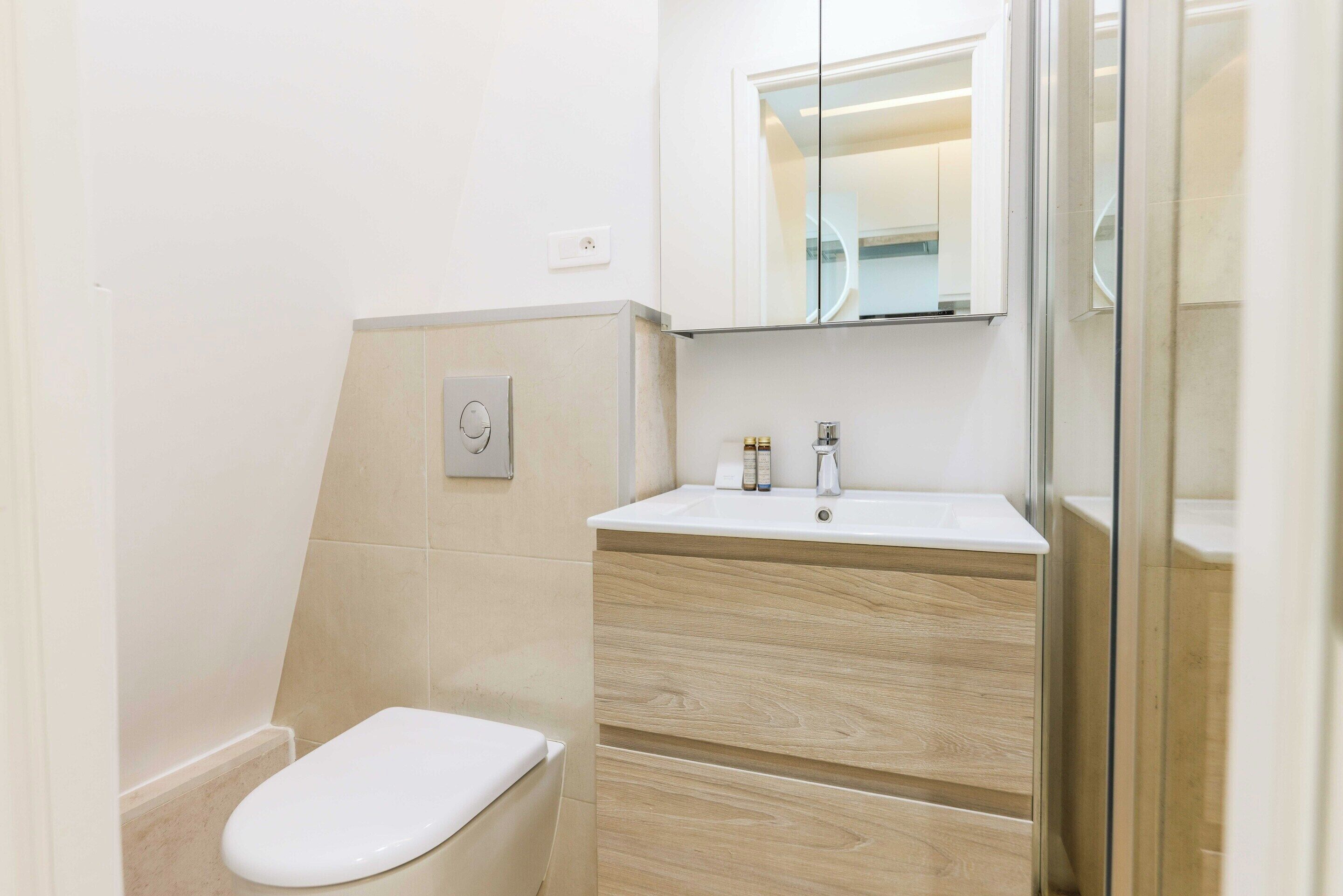 Hus | Badeværelse | Hårtørrer, håndklæder, Shampoo