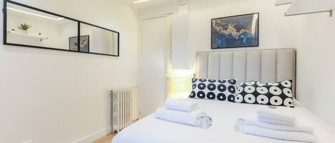 Apartment | 1 bedroom, laptop workspace, iron/ironing board, bed sheets