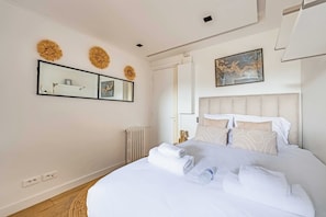 House | Laptop workspace, iron/ironing board, bed sheets - Bright Studio - 2P - Arc de Triomphe (Paris)