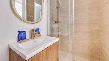 Casa | Baño | Secadora de cabello, toallas, shampoo