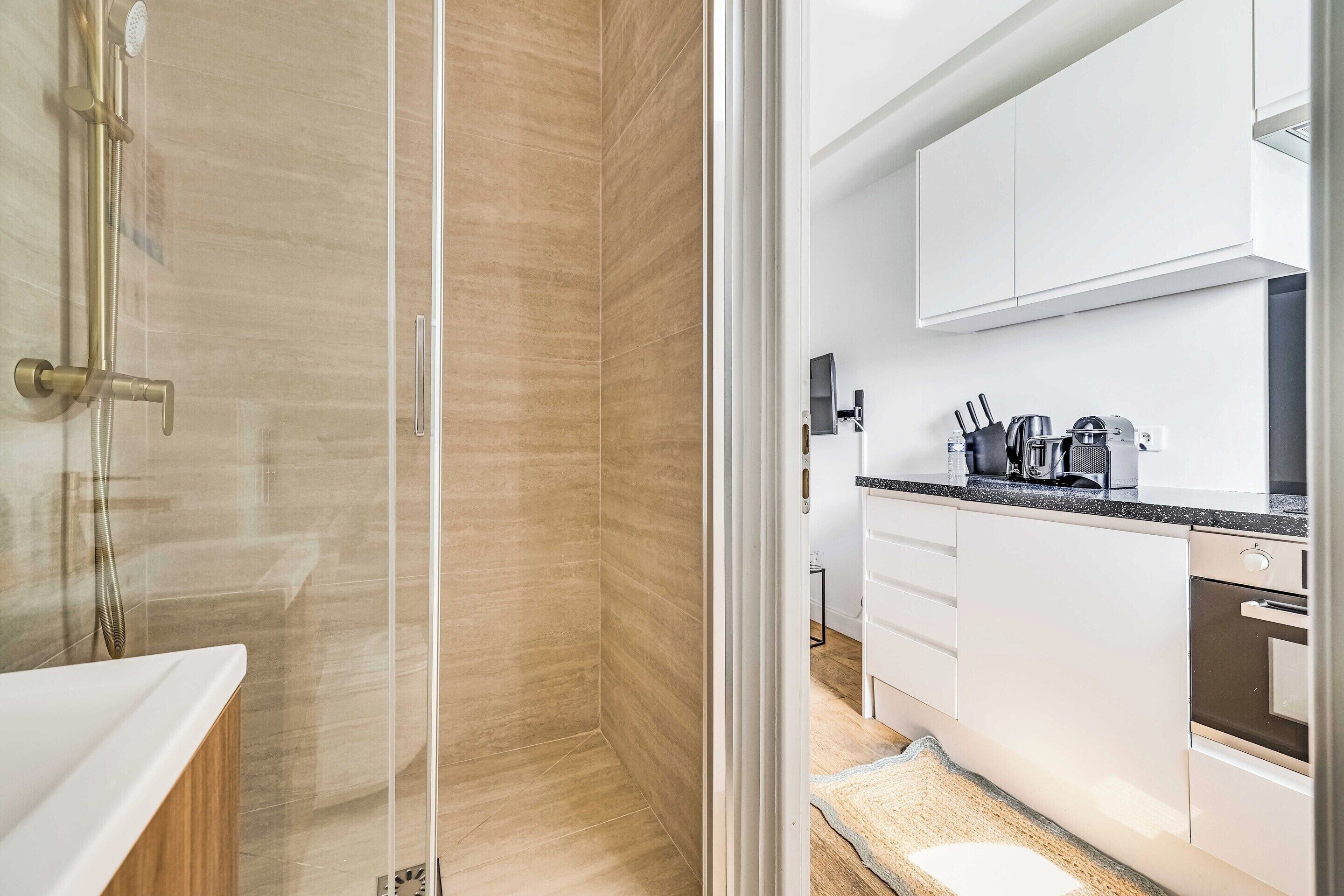 House | Bathroom | Hair dryer, towels, shampoo