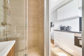 House | Bathroom | Hair dryer, towels, shampoo - Bright Studio - 2P - Arc de Triomphe (Paris)