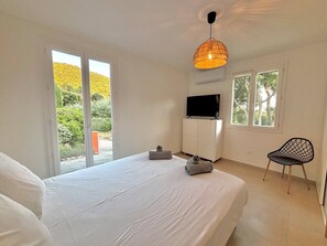 4 bedrooms, iron/ironing board, WiFi, bed sheets