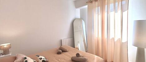 2 bedrooms, desk, iron/ironing board, WiFi