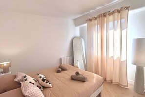 2 bedrooms, desk, iron/ironing board, WiFi