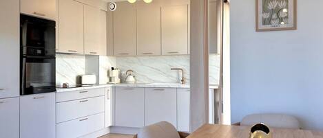 ثلاجة، ميكروويف، فرن، موقد طهي مسطح