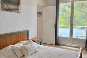 2 bedrooms, iron/ironing board, WiFi