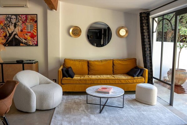 TV, fireplace, stereo