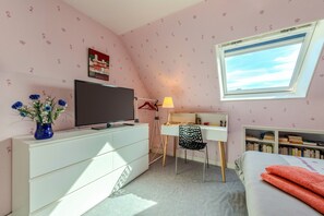 A bedroom with a TV, desk, chair, bookshelves, and a window. - Guest Room in Lesneven (Lesneven)